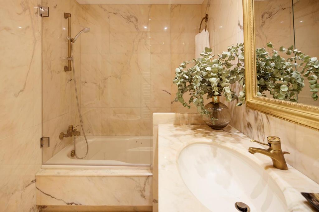 Playa de La Concha 10 by FeelFree Rentals, San Sebastian ...