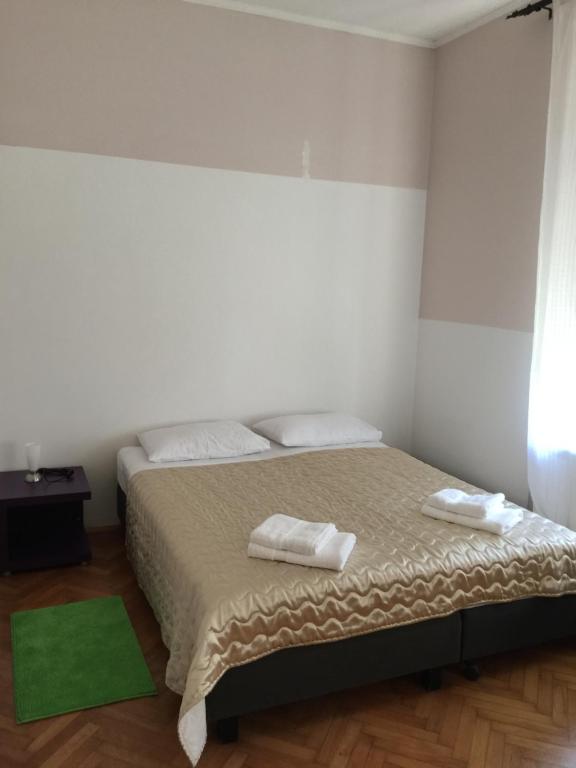 Postel nebo postele na pokoji v ubytování Rooms Portorose Center