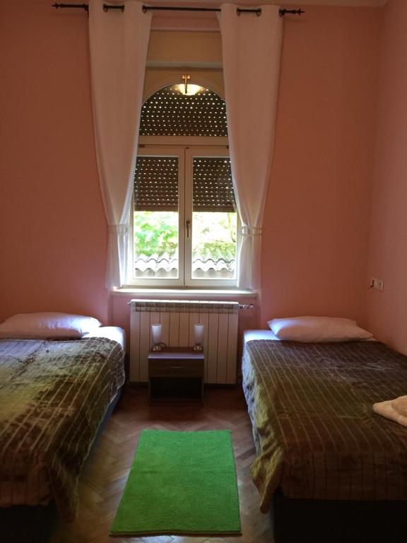 Postel nebo postele na pokoji v ubytování Rooms Portorose Center