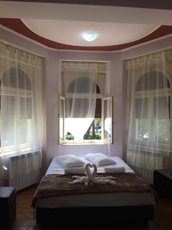Postel nebo postele na pokoji v ubytování Rooms Portorose Center