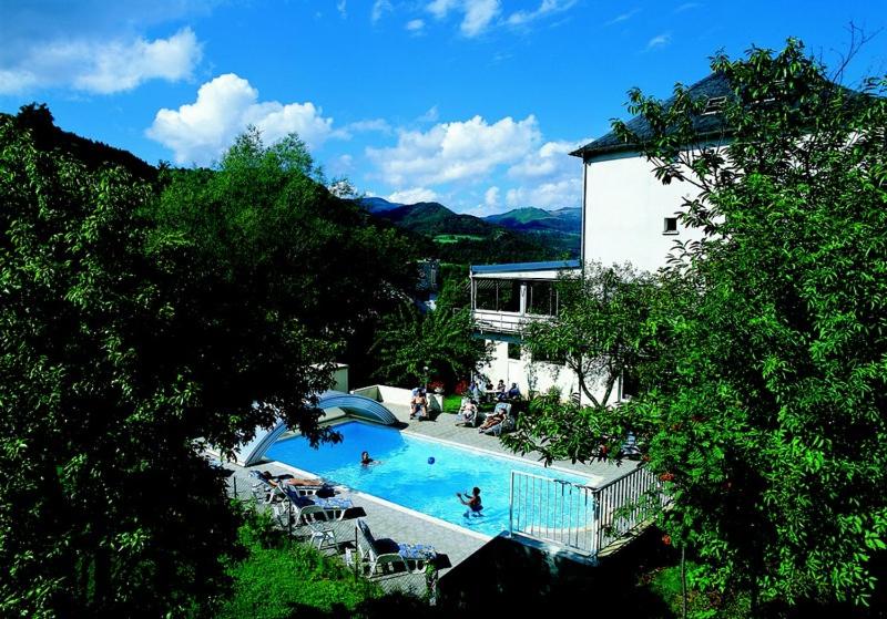 Bazén v ubytování Logis Hôtel restaurant Bel Horizon nebo v jeho okolí
