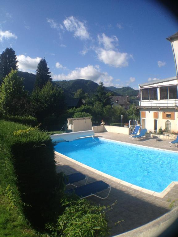 Bazén v ubytování Logis Hôtel restaurant Bel Horizon nebo v jeho okolí