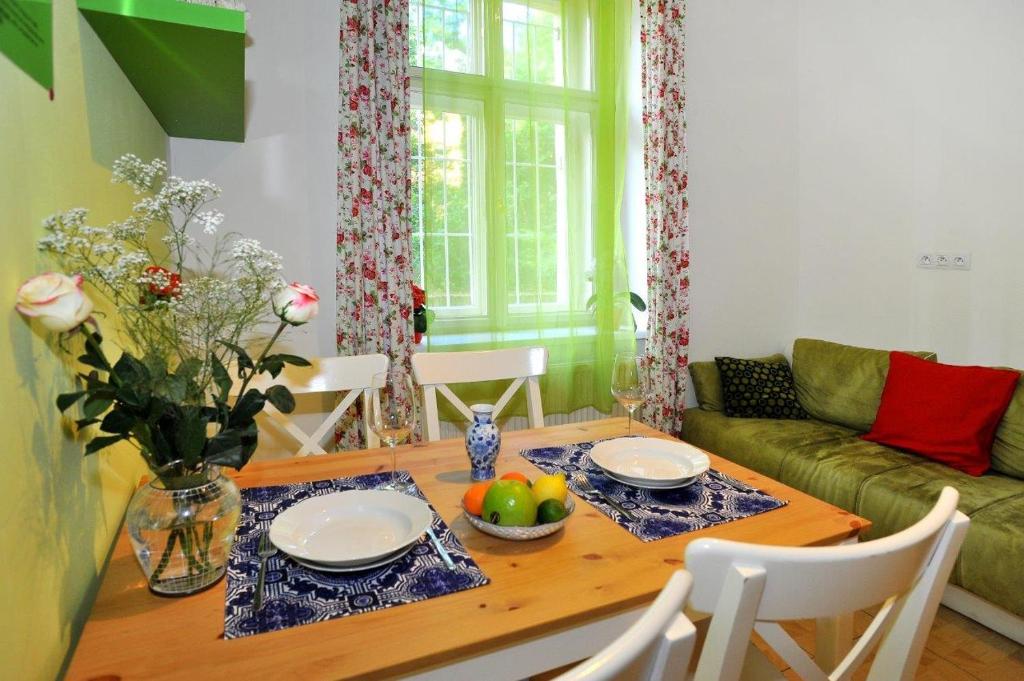 プラハにあるCondo Vinohrady IIのリビングルーム(テーブル、皿、フルーツ付)