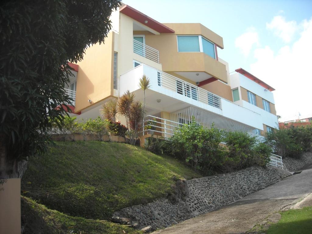 un edificio de apartamentos con un patio delante en Ocean View Apartment, en Río Grande