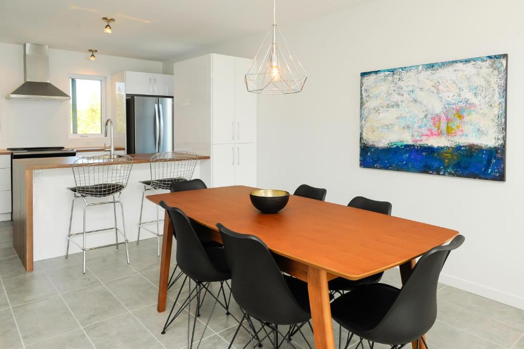 A kitchen or kitchenette at Auberge Des Îles