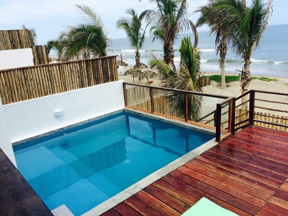 a swimming pool with a view of the beach at Casa de playa Vichayito Relax in Vichayito