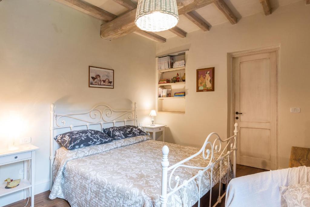 a bedroom with a white bed in a room at A'Loro B&B in Terranuova Bracciolini