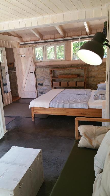 Postel nebo postele na pokoji v ubytování Sárffy House