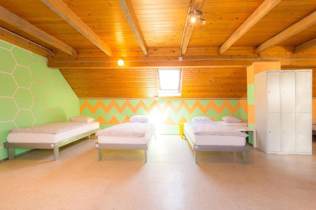 Postel nebo postele na pokoji v ubytování 1A Adventure Hostel