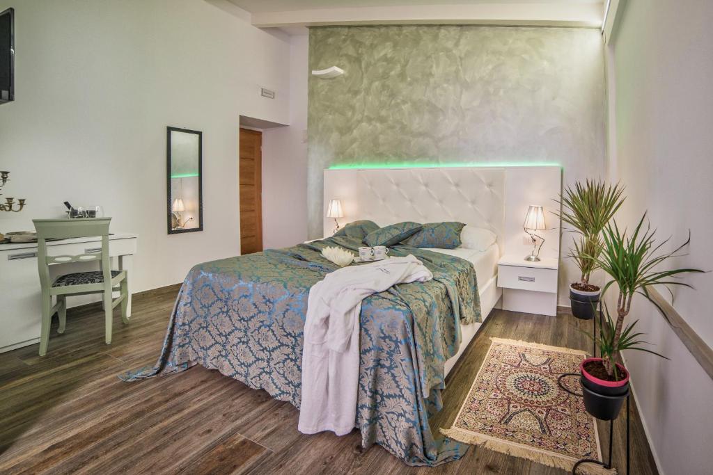 sypialnia z łóżkiem, biurkiem i biurkiem w obiekcie Hotel Boutique Natka w Rovinj