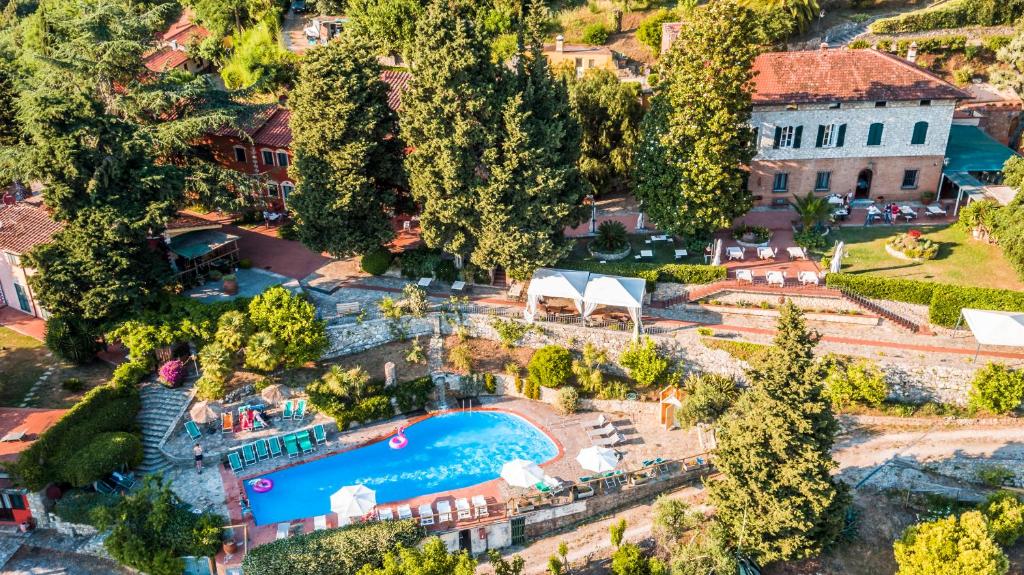 una vista aérea de un complejo con piscina en Borgo degli Aranci en San Giuliano Terme