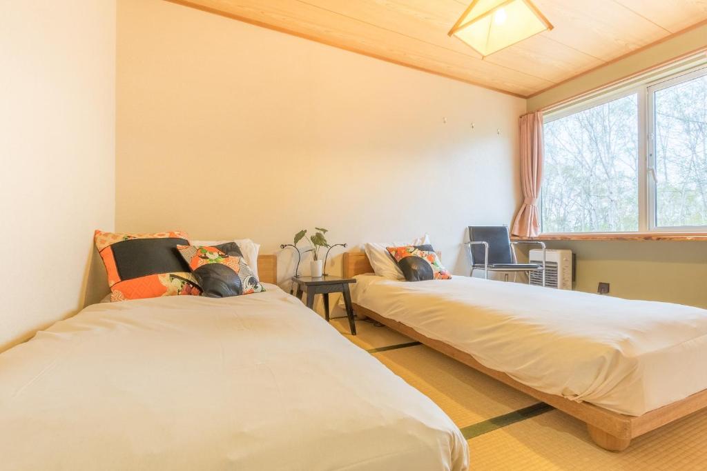 Postel nebo postele na pokoji v ubytování Freeride Backpackers Lodge Niseko