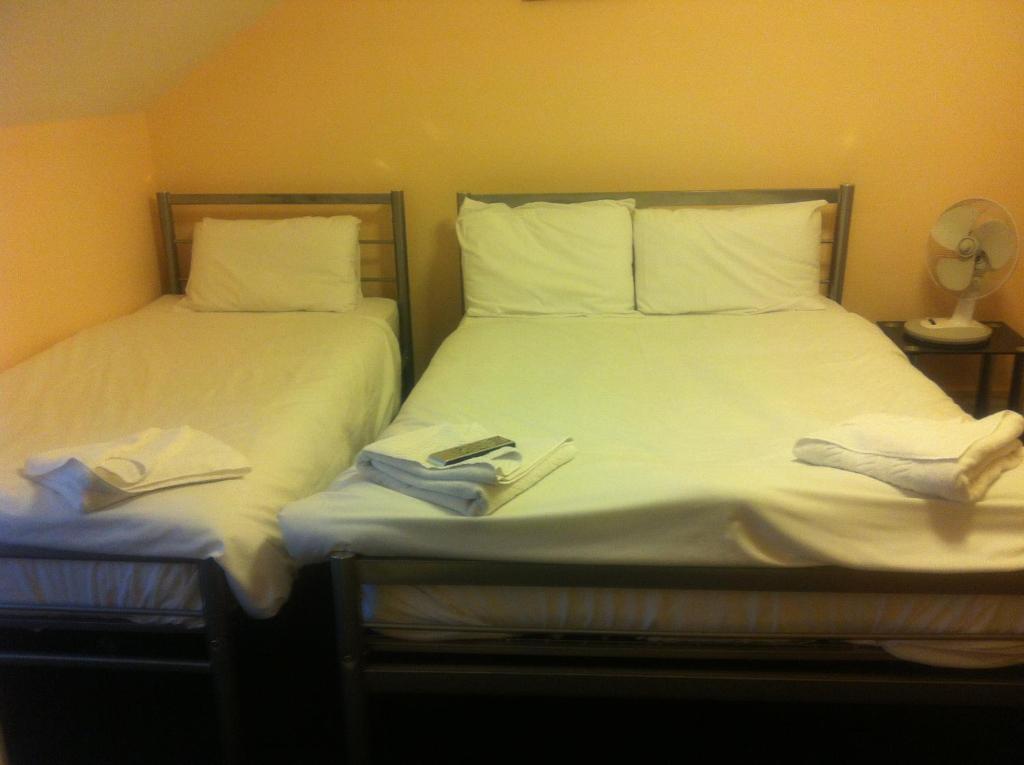 Postel nebo postele na pokoji v ubytování London Olympus Hotel