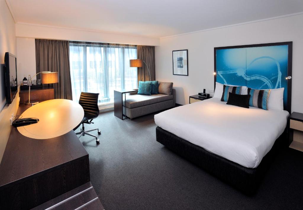 Postel nebo postele na pokoji v ubytování Novotel Melbourne On Collins