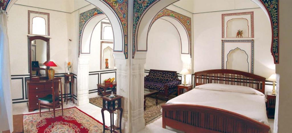 Postel nebo postele na pokoji v ubytování Hotel Mandawa Haveli