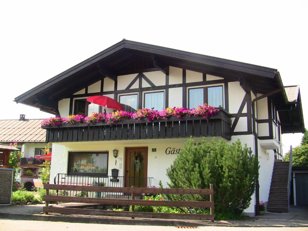 オーベルストドルフにあるGästehaus Gerberの花の咲くバルコニー付きの家