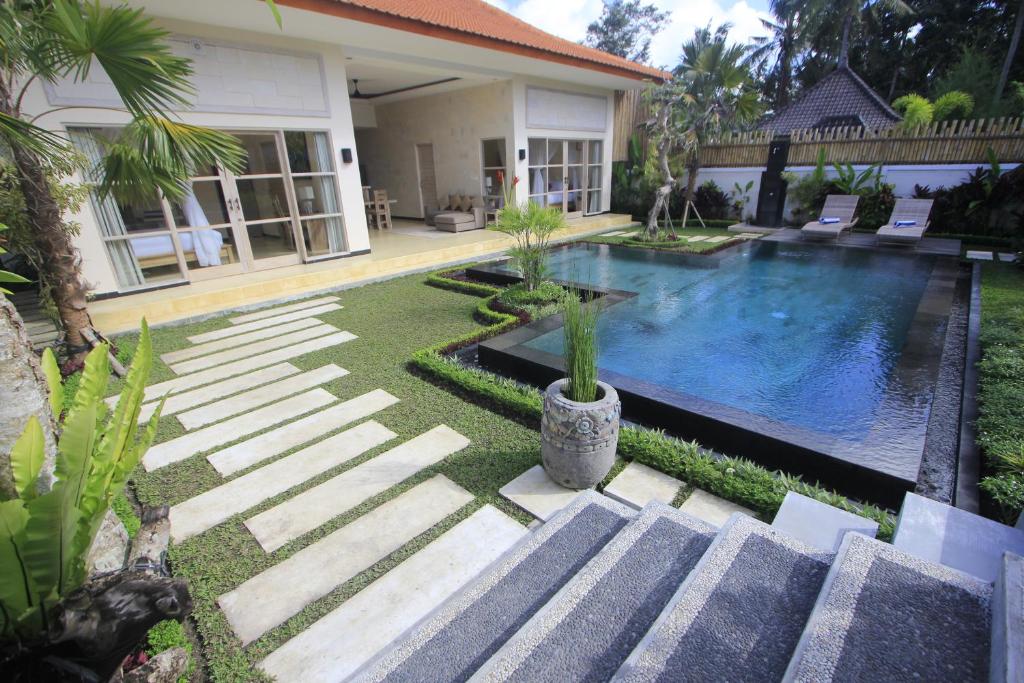 The swimming pool at or near Villa Rumah Lumbung