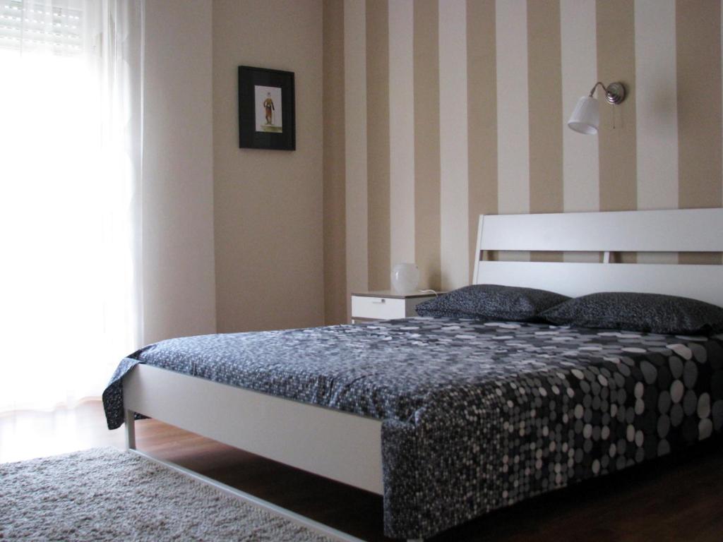 a bedroom with a bed and a striped wall at B&B Chaplin in Favara