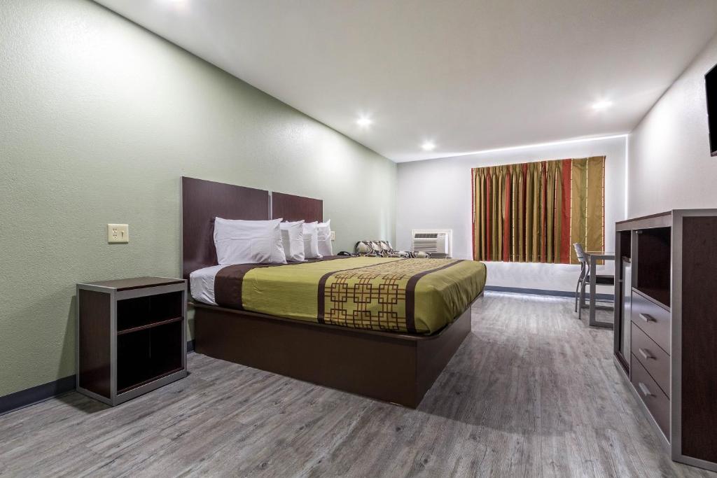 Scottish Inn and Suites Tomball - Zimmer Mit Kingsize-Bett