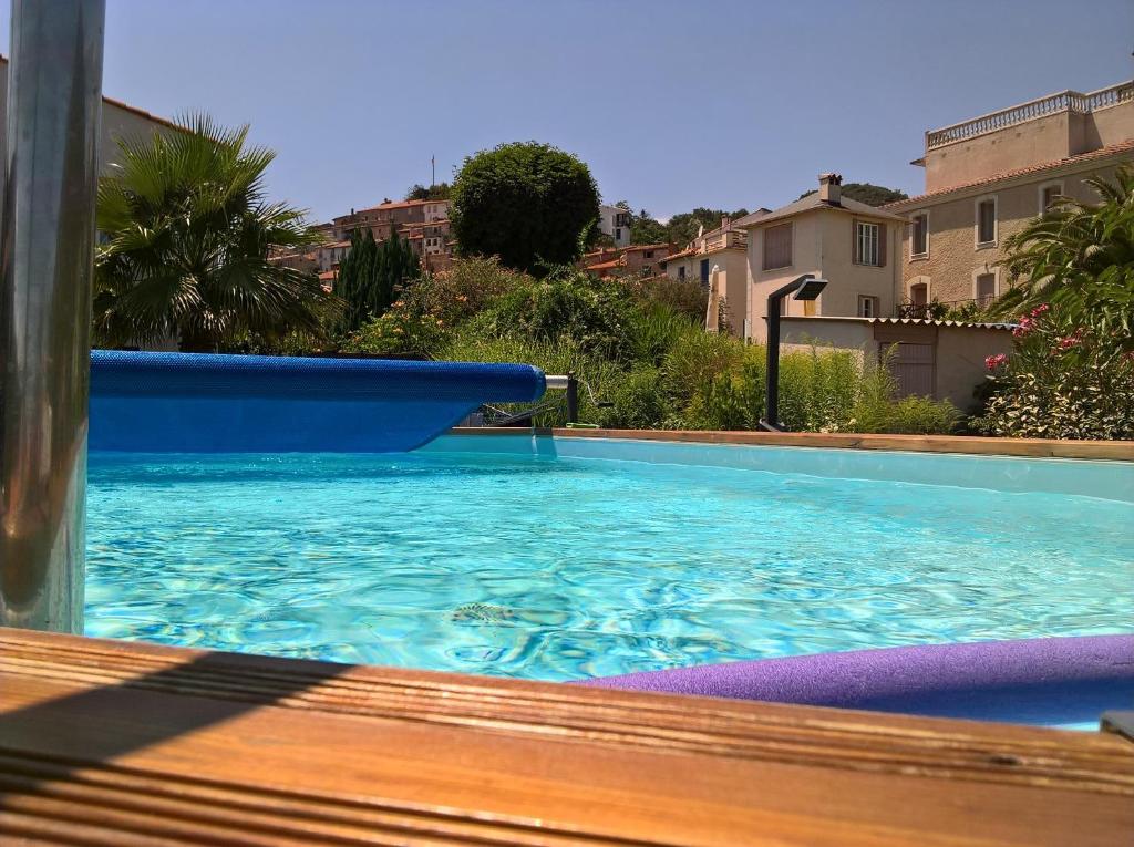 una piscina azul con un barco azul en Appartement Ria, en Ria