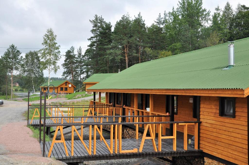 un gran edificio de madera con techo verde en Annilahti en Lumivaara