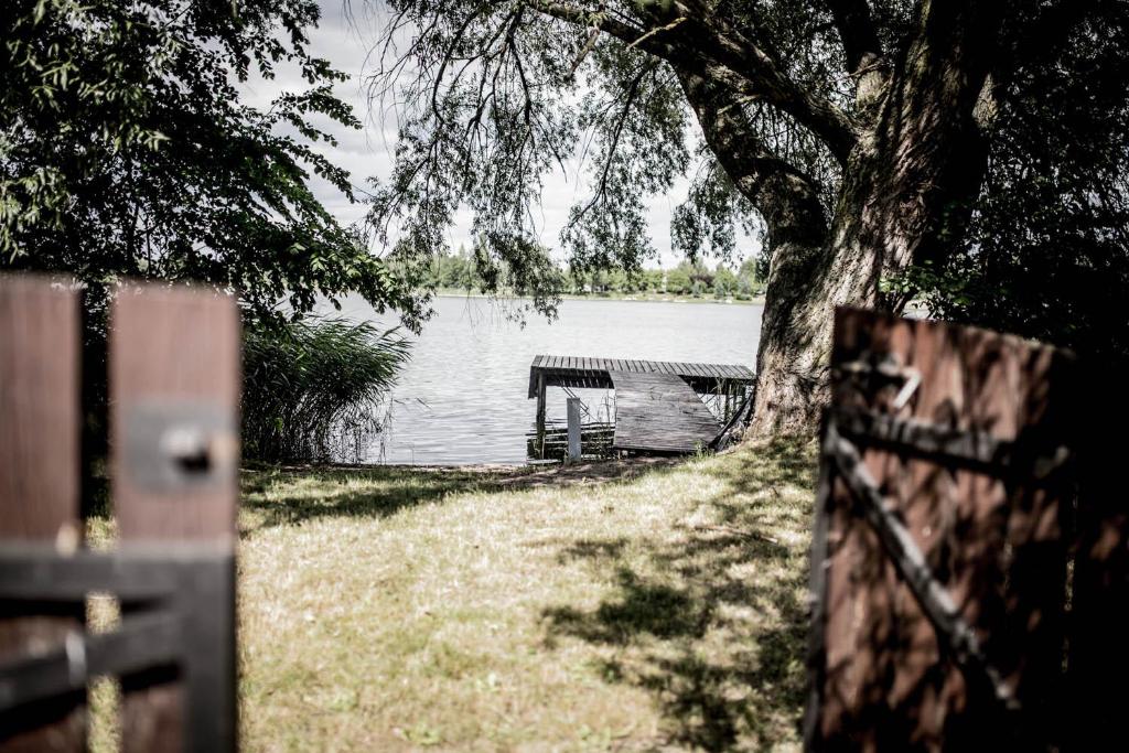 Výhled na řeku, která protéká v blízkosti chaty