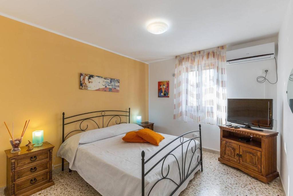ポッツァッロにあるCasa Cabreraのベッドルーム(ベッド1台、薄型テレビ付)