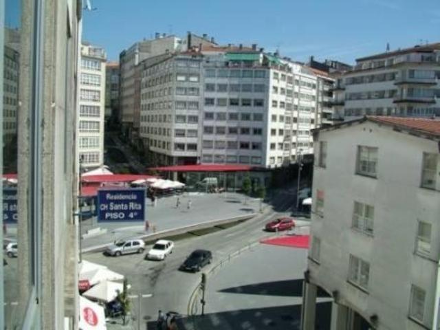 een uitzicht op een straat met auto's en gebouwen bij Pension Santa Rita in Santiago de Compostela