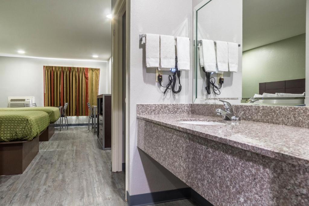 Scottish Inn and Suites Tomball - Standardzimmer Mit Queensize-Betten