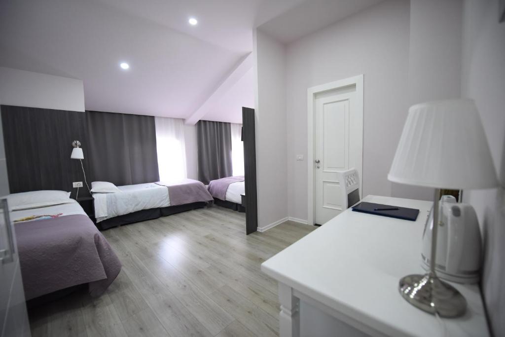 Postel nebo postele na pokoji v ubytování Rose Garden Hotel