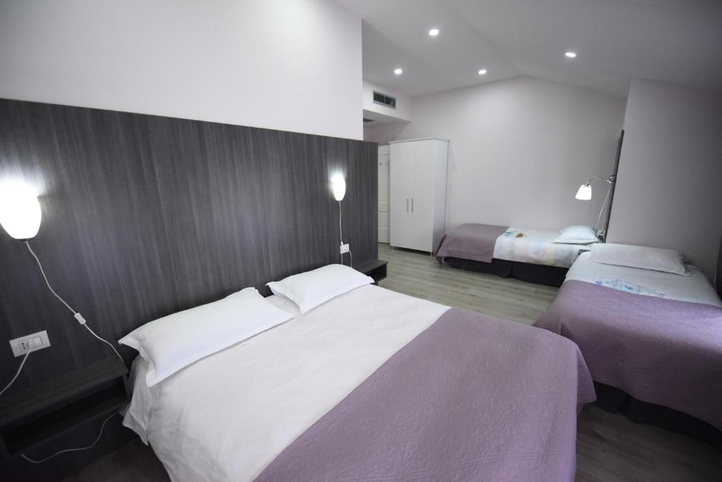 Postel nebo postele na pokoji v ubytování Rose Garden Hotel