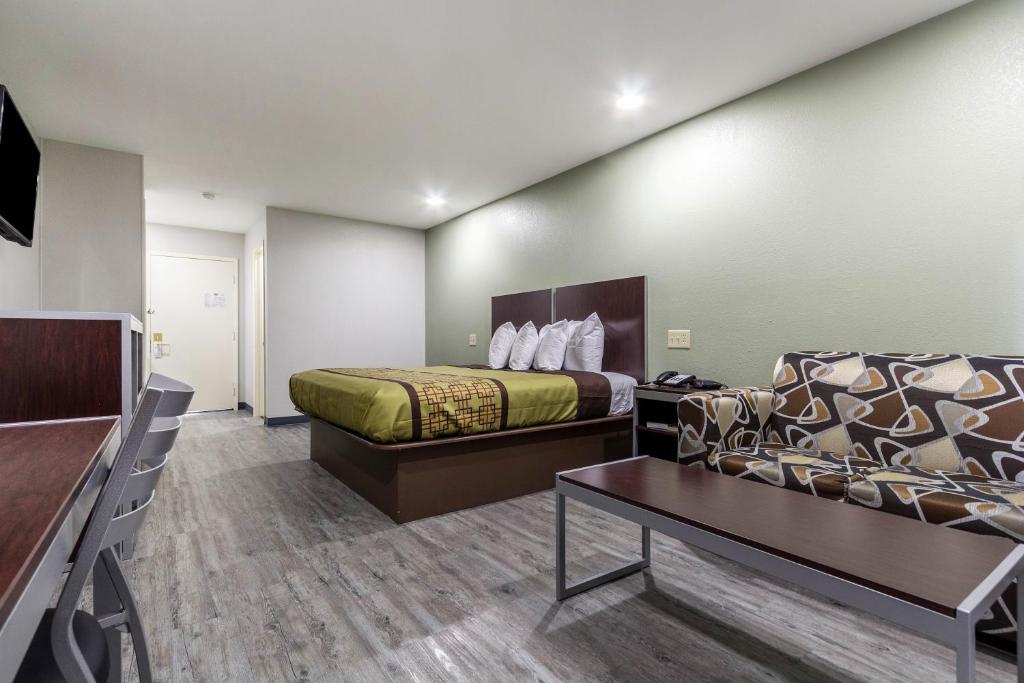 Scottish Inn and Suites Tomball - Suite Mit Kingsize-Bett