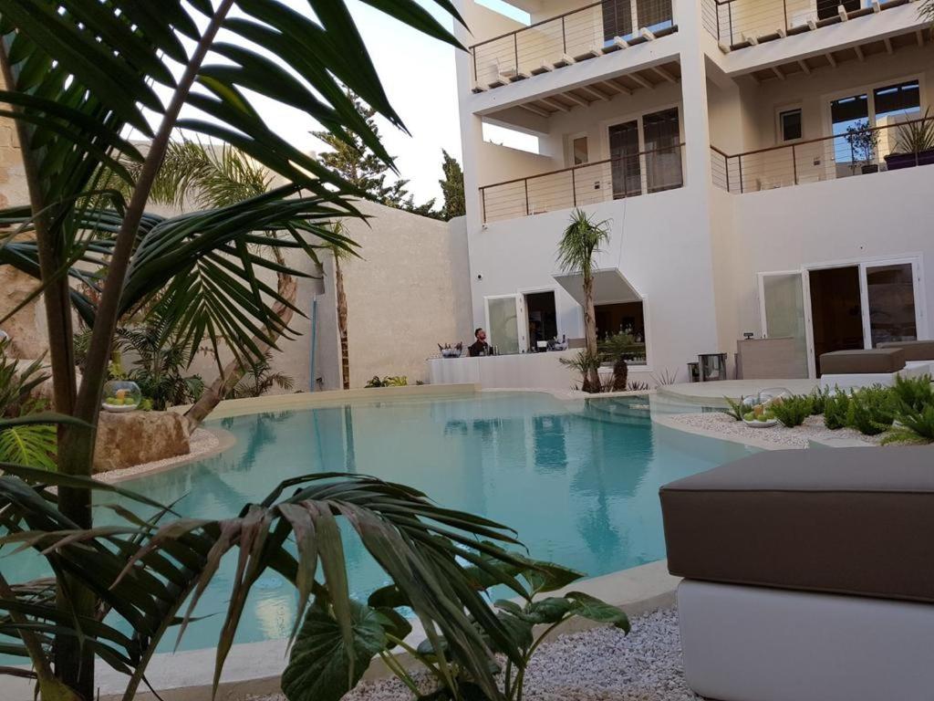 Piscina di Le Cale Camera Privata in Residence o nelle vicinanze
