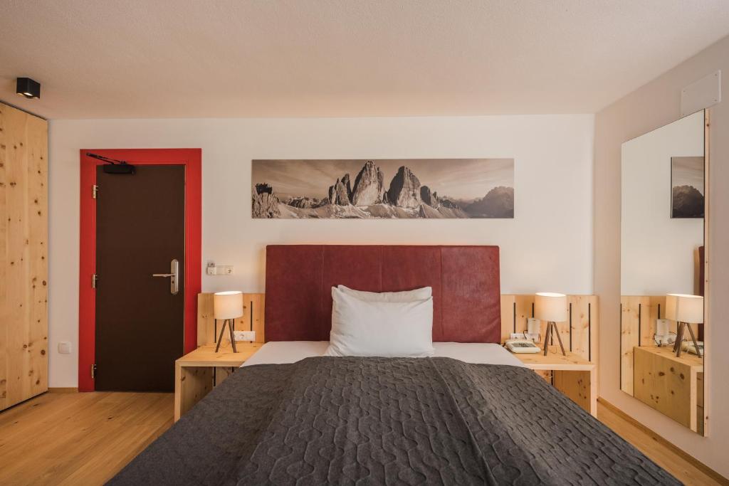 Postel nebo postele na pokoji v ubytování Hotel Dolomitenhof & Chalet Alte Post