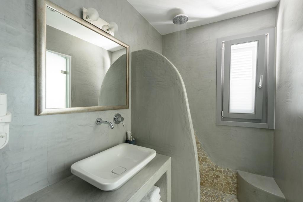 Łazienka w obiekcie Enalion White Suites Oia