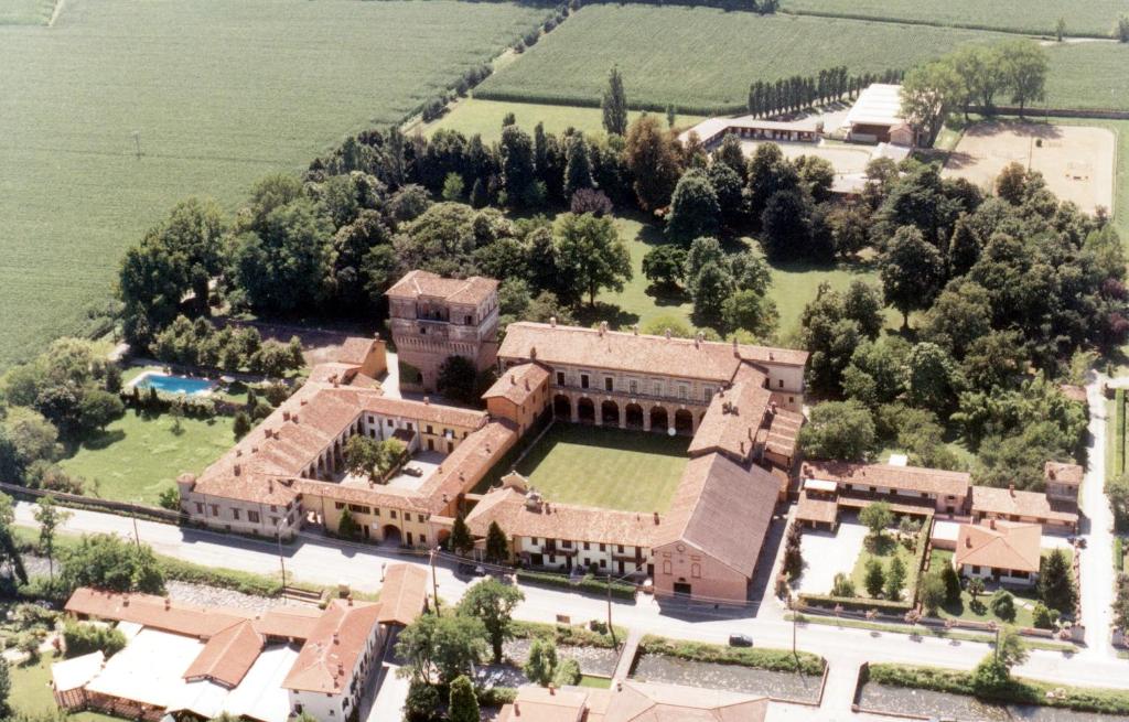 una vista aerea di una grande casa con cortile di Palazzo Barbò a Pumenengo