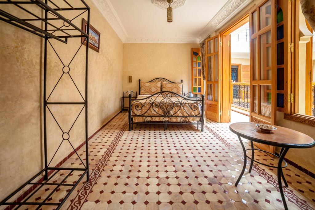 Voodi või voodid majutusasutuse Riad Dar Saidi toas