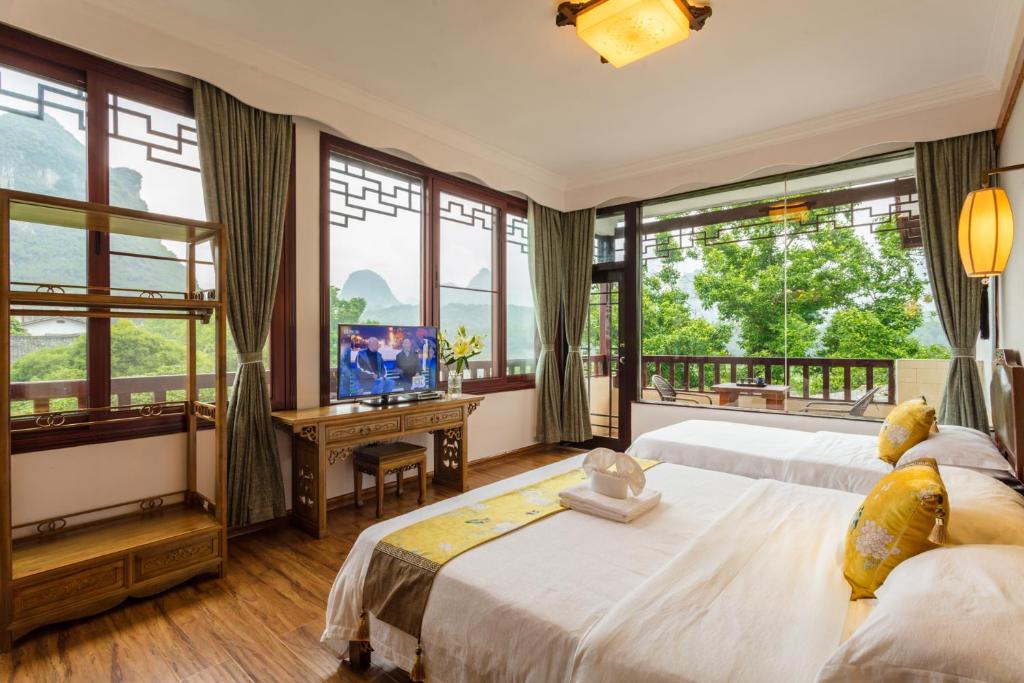 Postel nebo postele na pokoji v ubytování Yangshuo River View Hotel