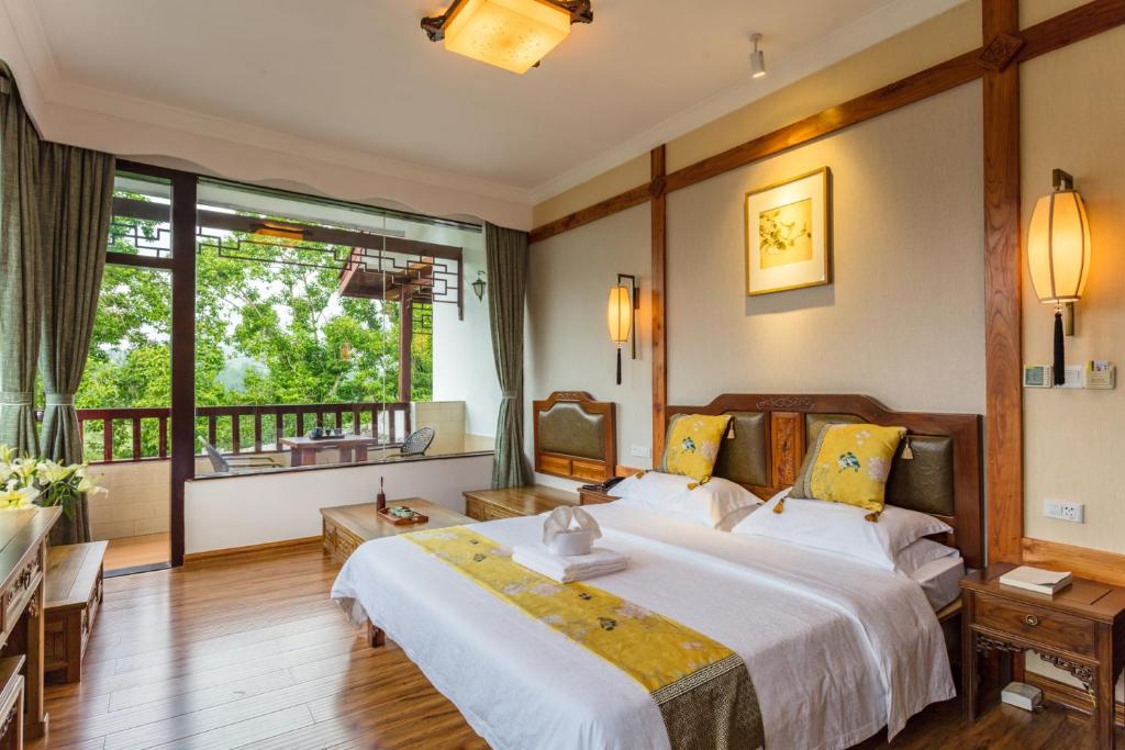 Postel nebo postele na pokoji v ubytování Yangshuo River View Hotel
