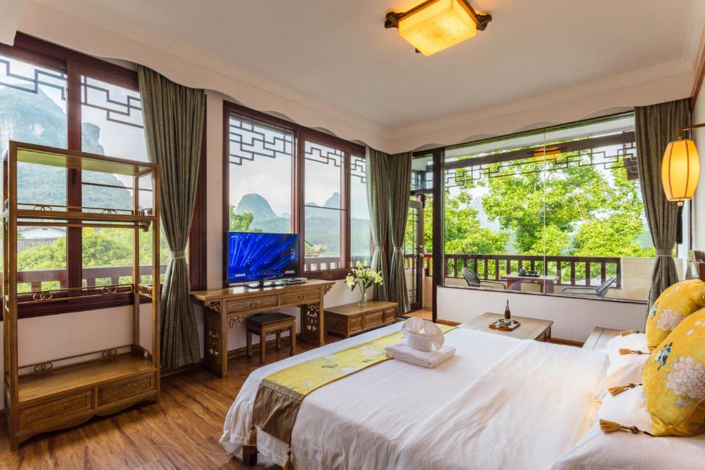 Postel nebo postele na pokoji v ubytování Yangshuo River View Hotel