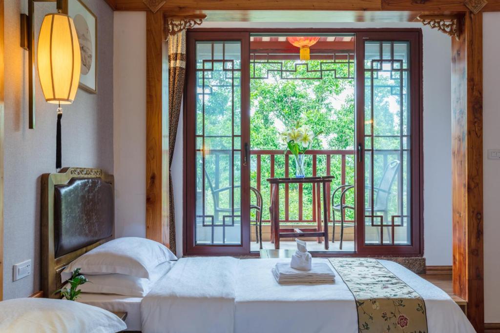 Postel nebo postele na pokoji v ubytování Yangshuo River View Hotel