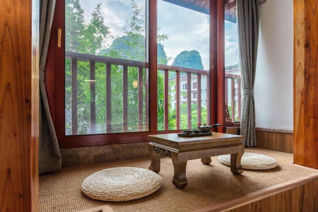 Balkón nebo terasa v ubytování Yangshuo River View Hotel