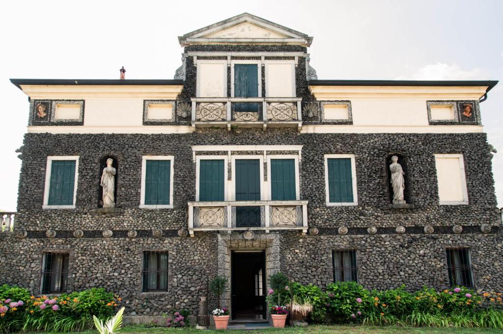 Stary kamienny dom z posągami przed nim w obiekcie Villa Fava w mieście Montagnana