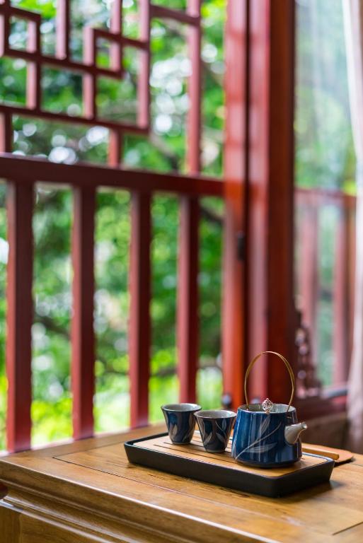 Příslušenství pro přípravu čaje a kávy v ubytování Yangshuo River View Hotel