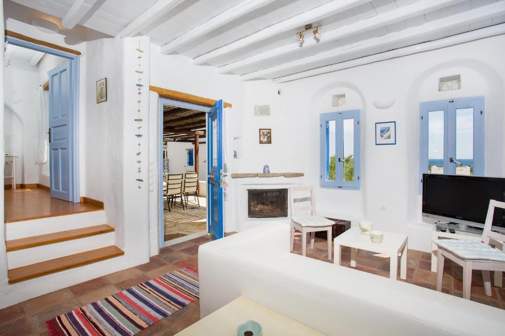 salon z białą kanapą i kominkiem w obiekcie Villa Yviskos Traditional Home w mieście Chrissi Akti