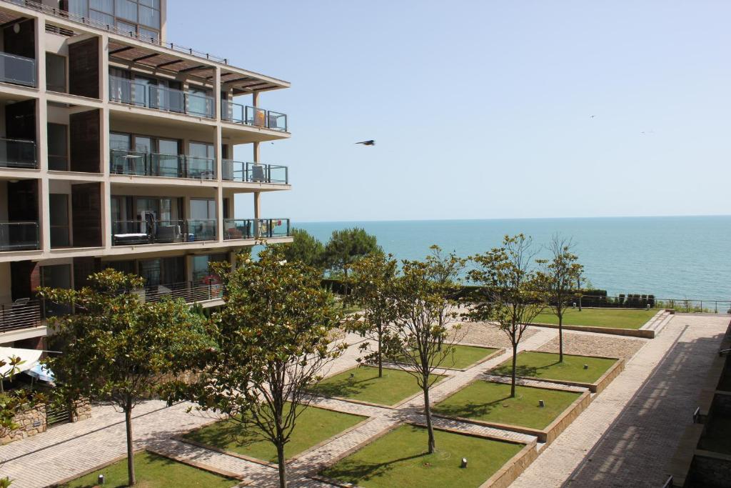 オブゾルにあるPrivate Apartments in Yoo Bulgaria Complexの建物のバルコニーから海の景色を望めます。