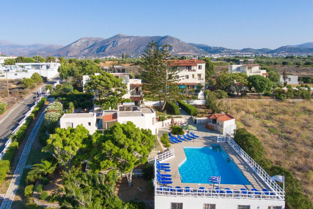 赫索尼索斯的住宿－Panorama-Seaview Studios & Apartments，享有带游泳池的别墅的空中景致