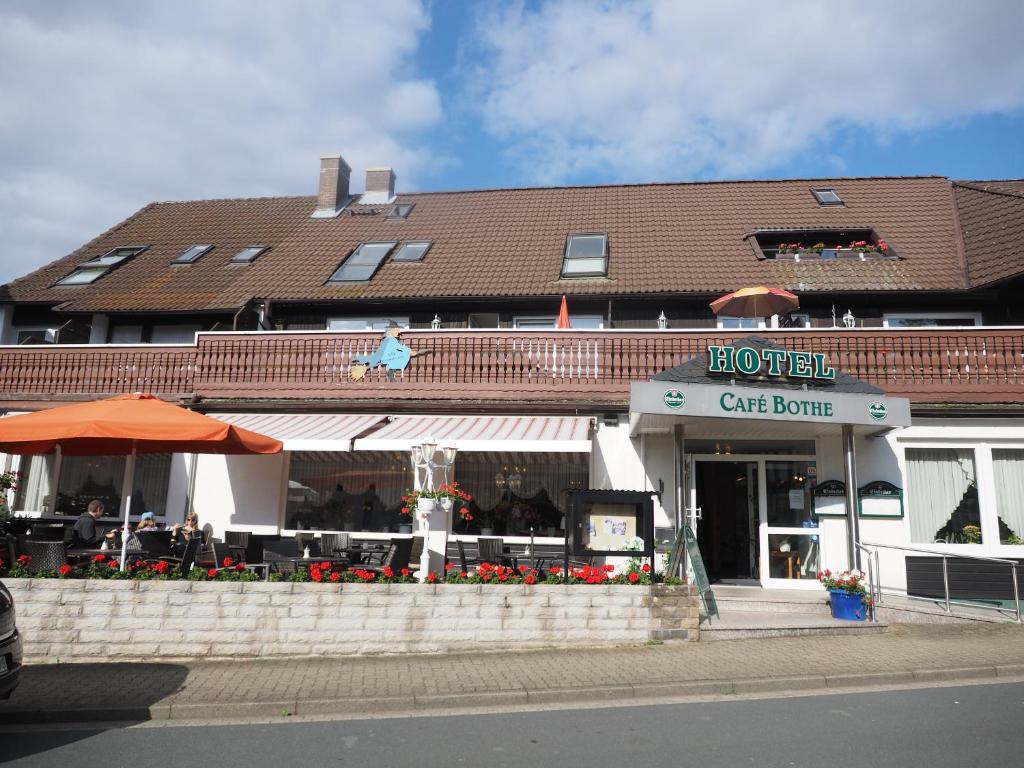 un edificio con una cafetería de hotel en una calle en Hotel Cafe Bothe, en Wolfshagen