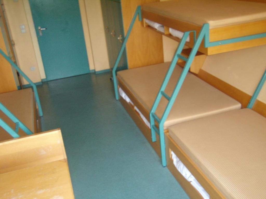 Palanda nebo palandy na pokoji v ubytování Jugendgästehaus St.-Michaels-Heim