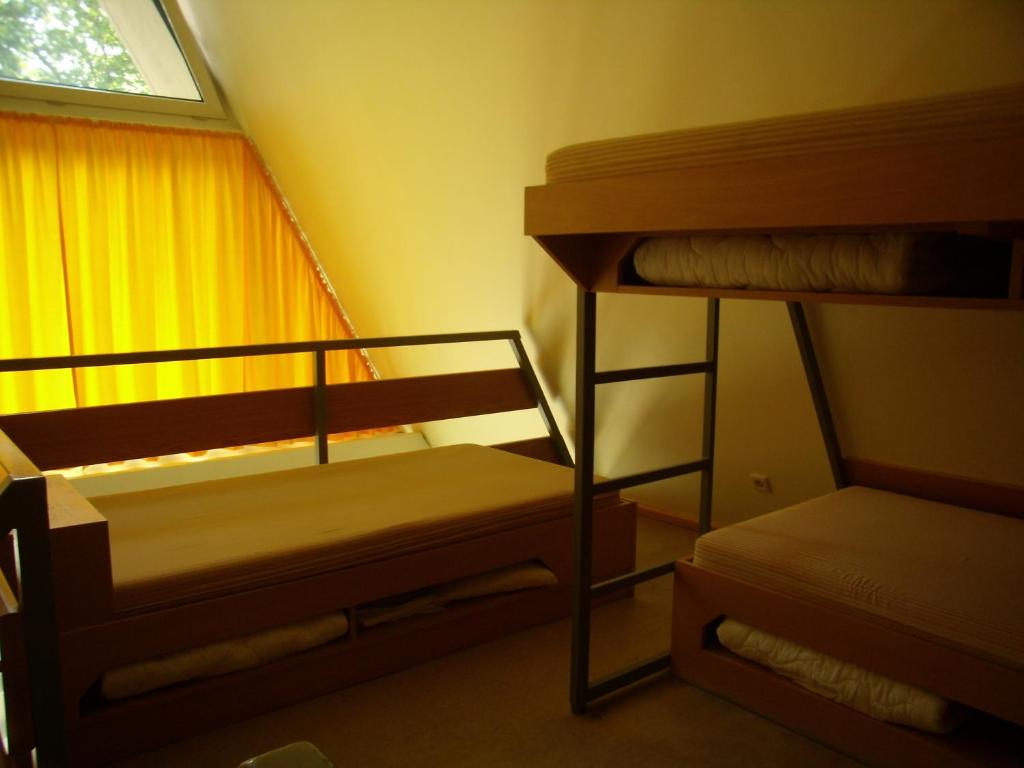 Postel nebo postele na pokoji v ubytování Jugendgästehaus St.-Michaels-Heim